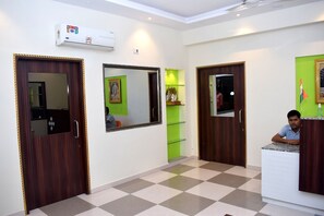 Reception - Hotel Sai Grand (Sahjanwa)