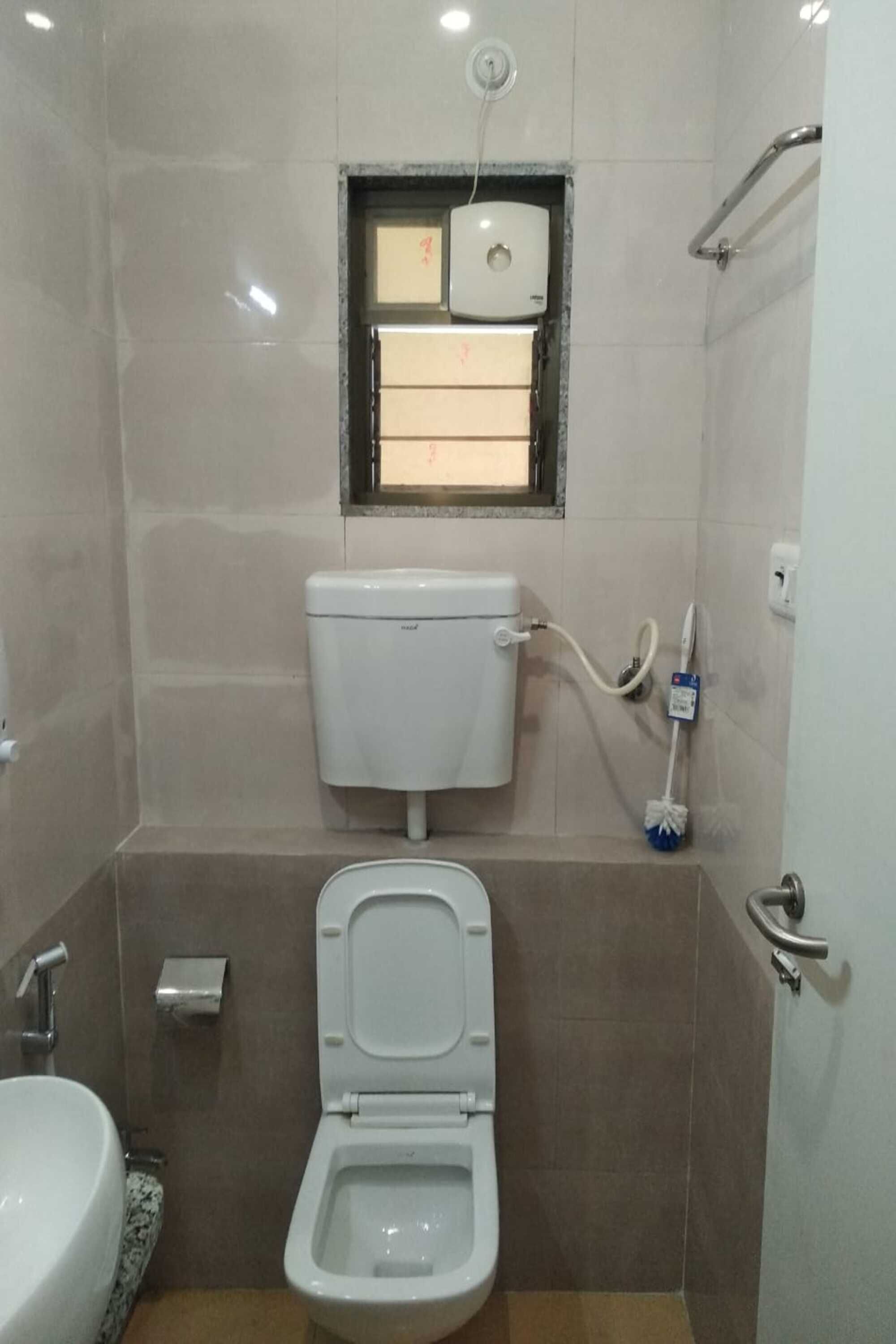 Ein kleines Badezimmer mit Toilette, Bidet und Waschbecken.