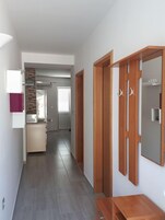 Caja de seguridad en la habitación y tabla de planchar con plancha 