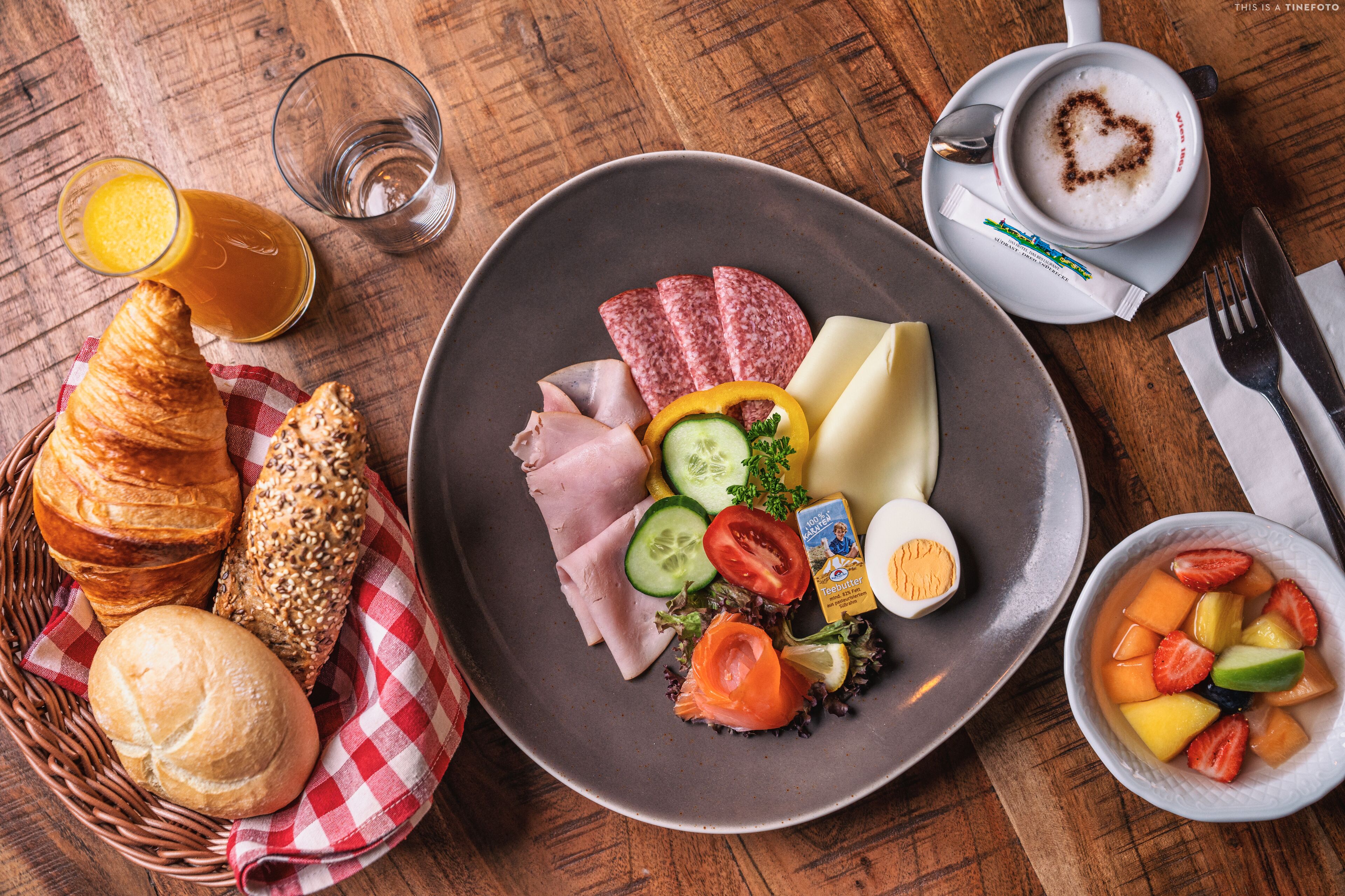 Tägliches großes Frühstück (15 EUR pro Person)