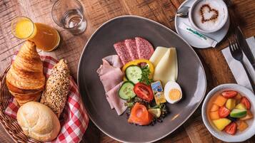 Se ofrece un desayuno completo (15 EUR por persona)