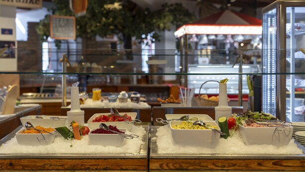 Een buffet met diverse gerechten, gepresenteerd op ijs.