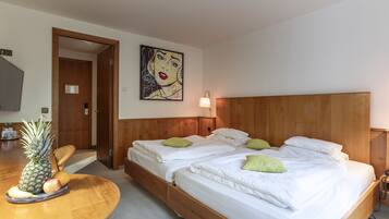 Comfort Double Room | In-room safe, desk, laptop workspace, blackout drapes