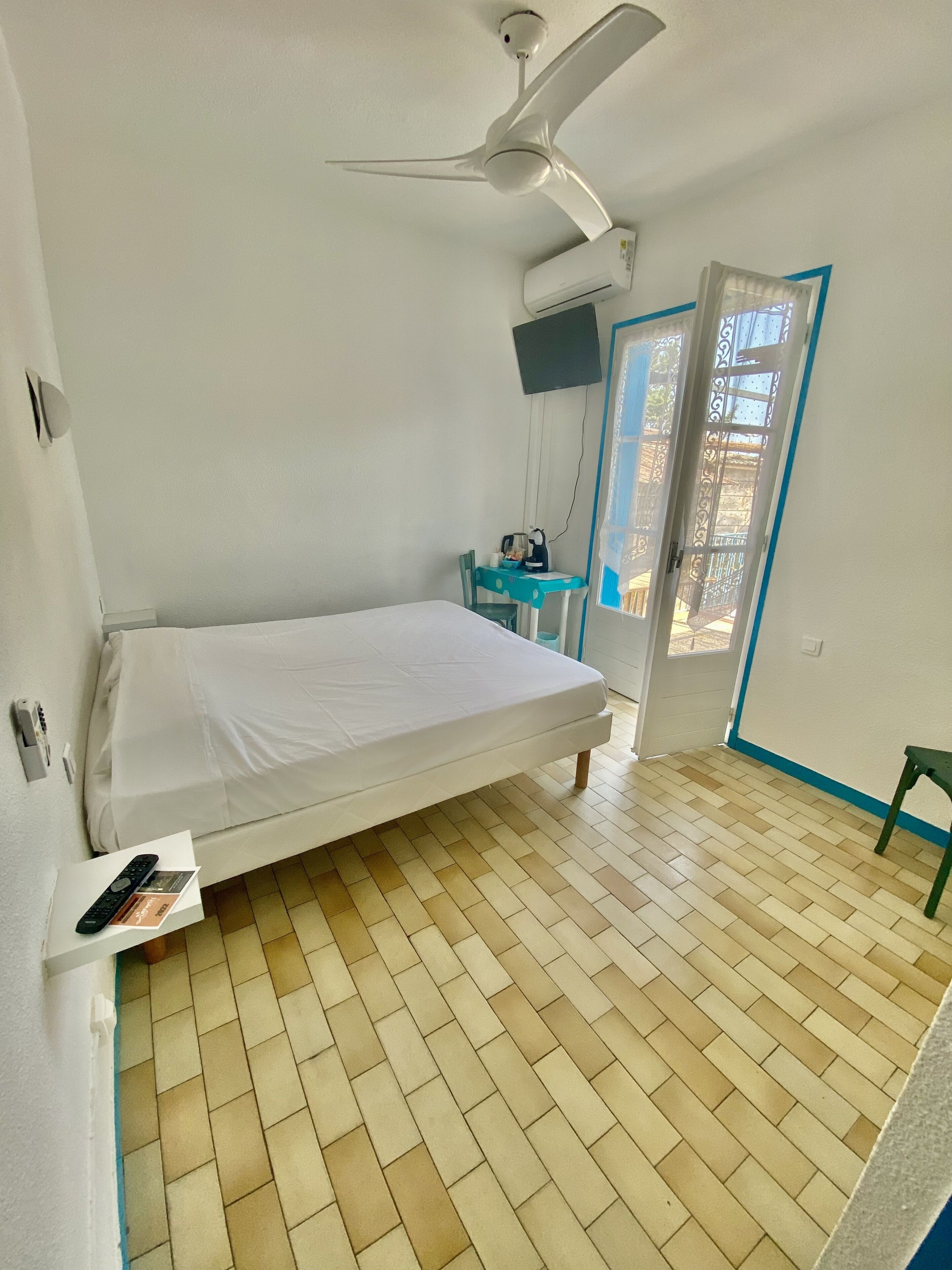 chambre double, côté mer | 1 bedroom, individually decorated, individually furnished