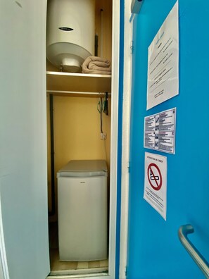 Decoración personalizada, muebles diferentes y cortinas blackout 