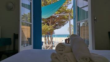 Chambre double, côté mer | Individually decorated, individually furnished, blackout drapes