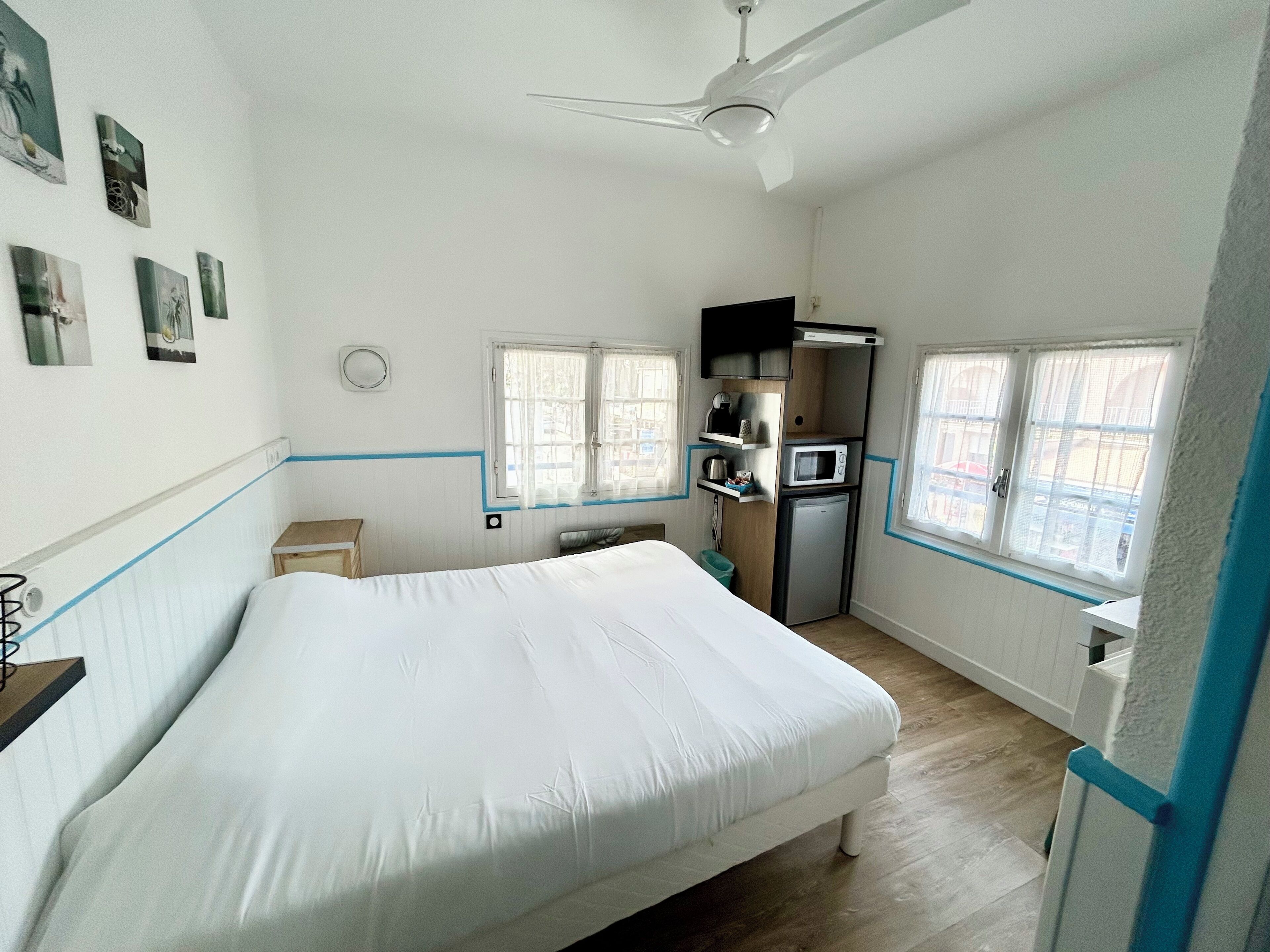 Decoración personalizada, muebles diferentes y cortinas blackout 