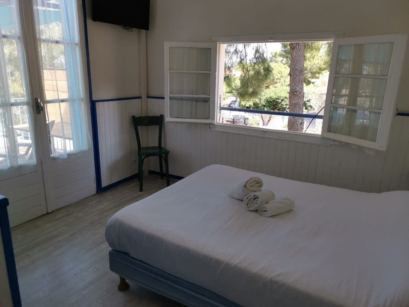 chambre double, côté mer | 1 bedroom, individually decorated, individually furnished