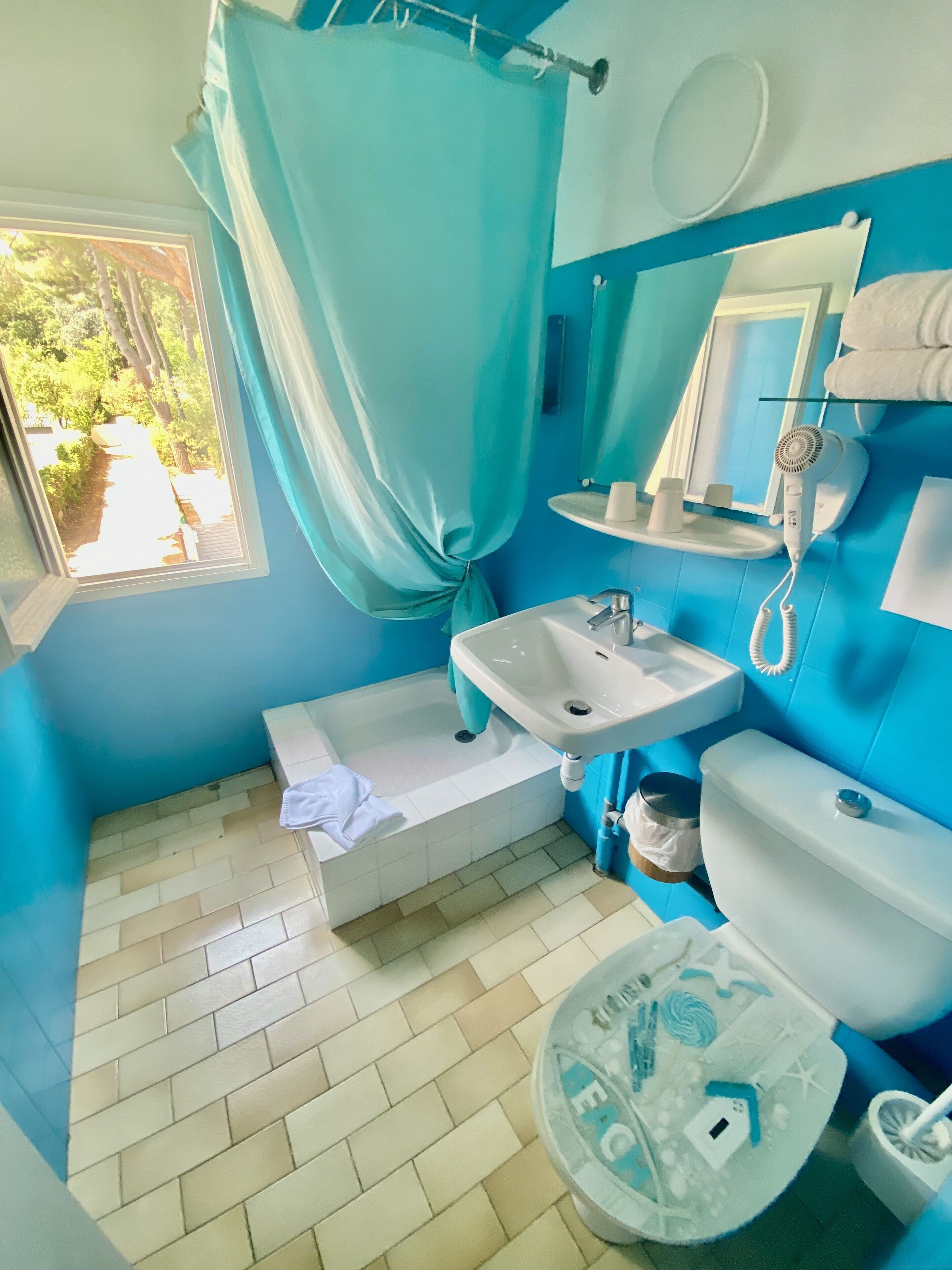 shower, free toiletries, hair dryer, towels