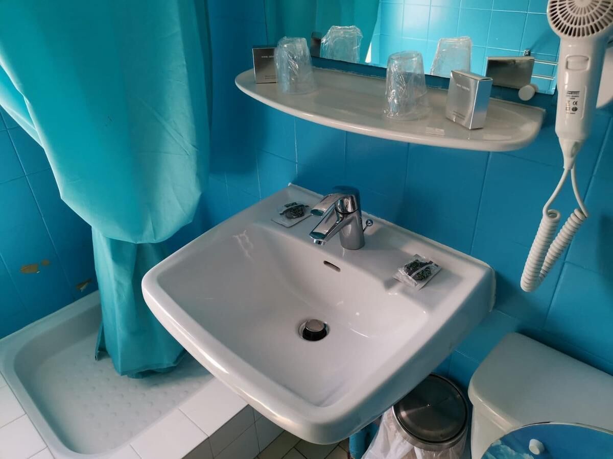 chambre double, côté mer | bathroom sink