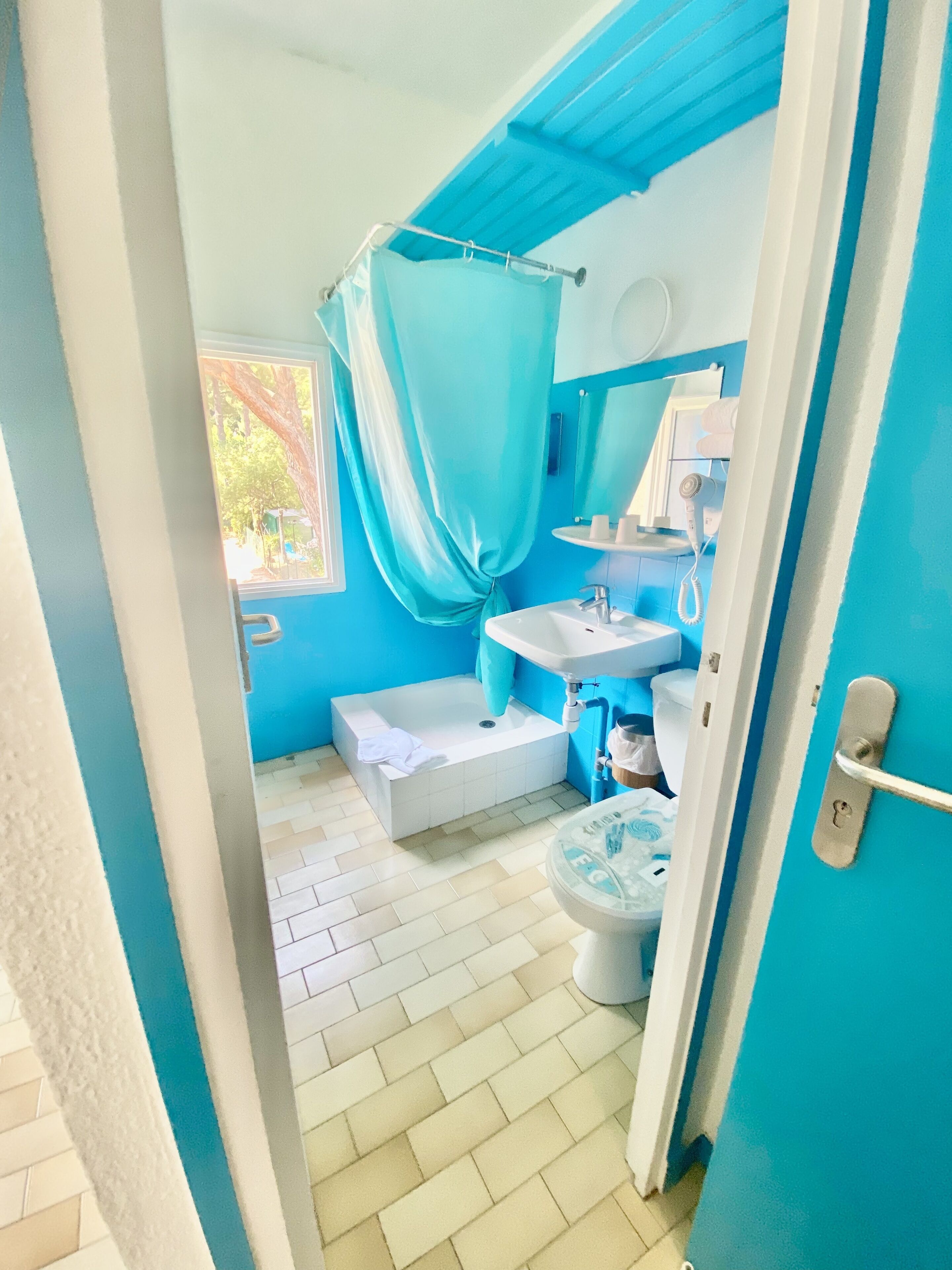 shower, free toiletries, hair dryer, towels