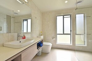 Shower, eco-friendly toiletries, hair dryer - Ironbark Hill Villa 5 - Vermentino (Pokolbin)