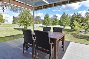 Outdoor dining - Ironbark Hill Villa 5 - Vermentino (Pokolbin)