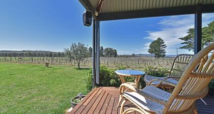 Soldiers Cottage picturebook vineyard home in cute Hunter Valley village