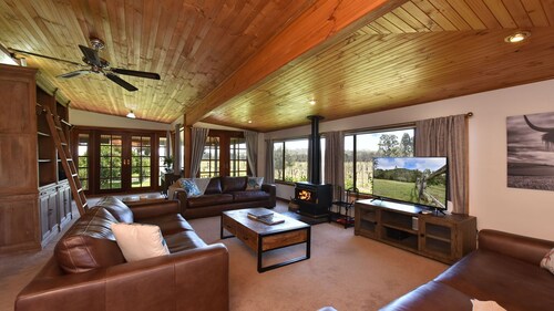 Soldiers Cottage picturebook vineyard home in cute Hunter Valley village