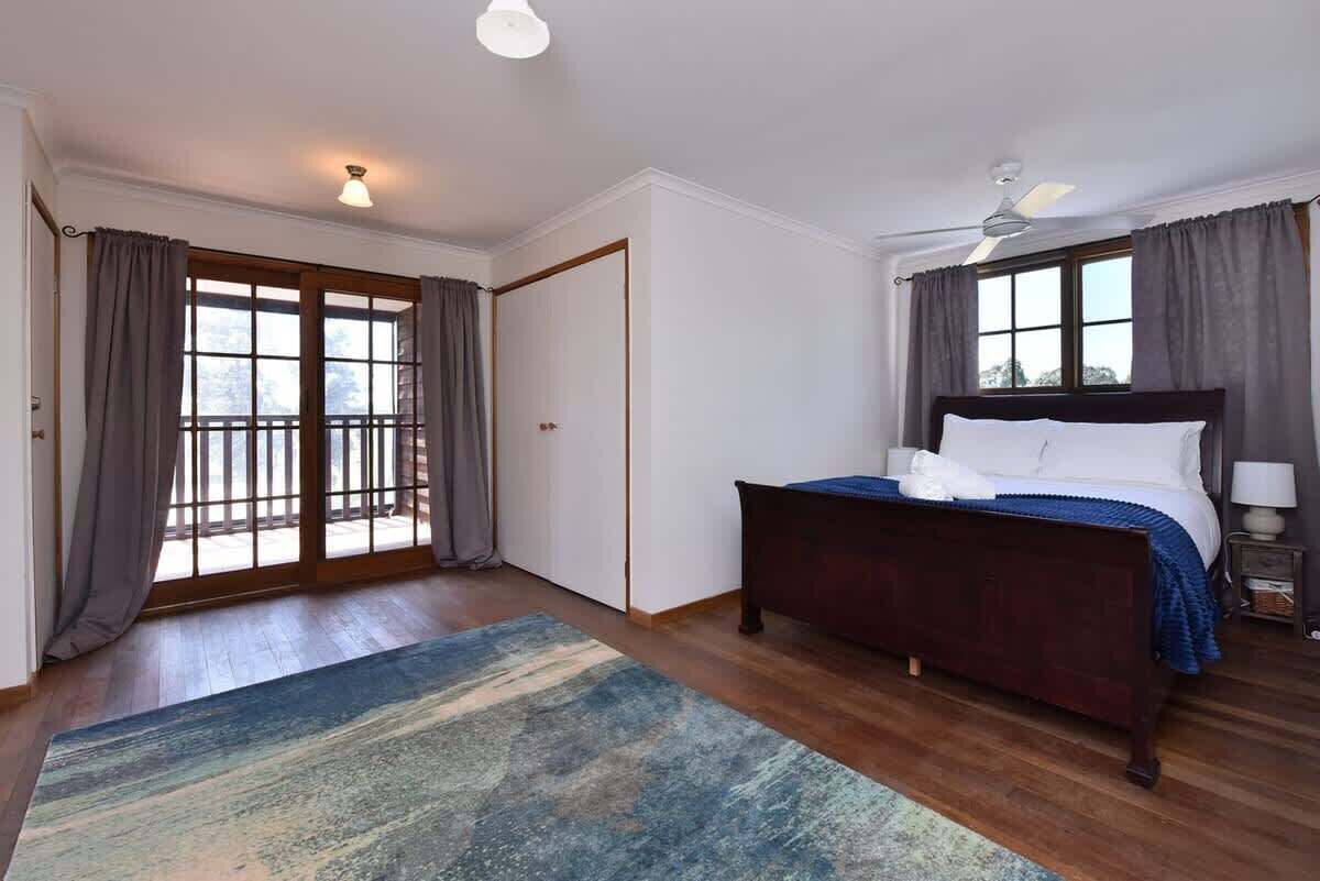 5 bedrooms, iron/ironing board, WiFi, bed sheets