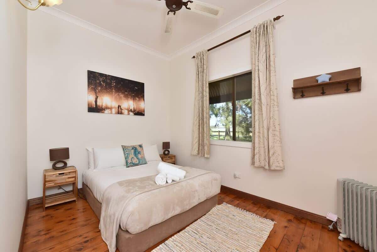 5 bedrooms, iron/ironing board, WiFi, bed sheets
