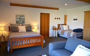 2 dormitoris, planxa i posts de planxar i un bressol de viatge 