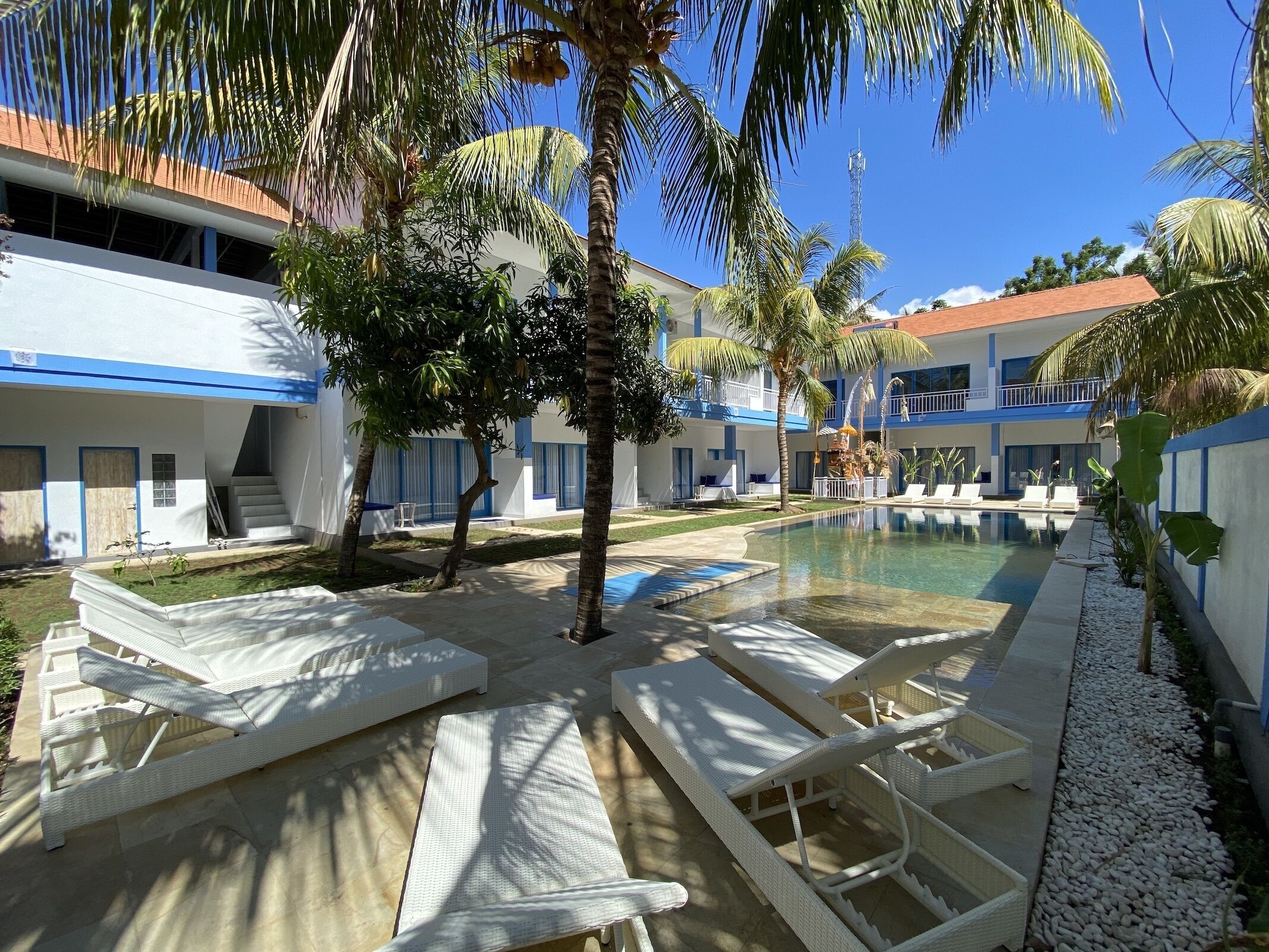 Una piscina al aire libre, tumbonas