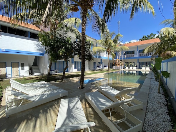 Piscine extérieure, chaises longues