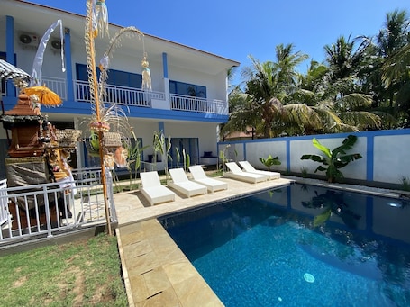 Outdoor pool, sun loungers