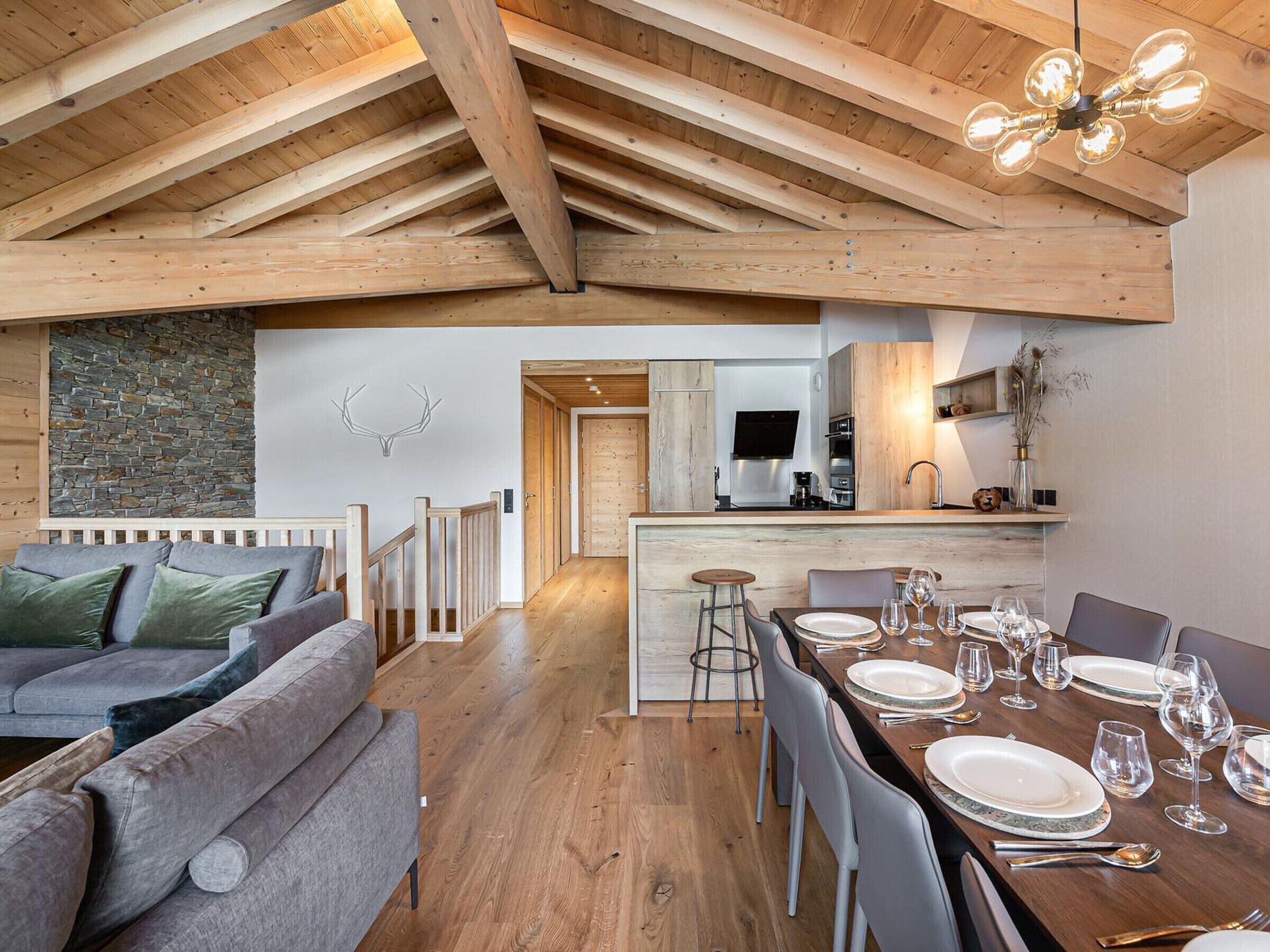 Een modern interieur met een eethoek, keuken en woonruimte.