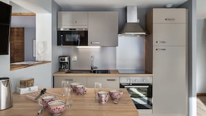 Coffee/tea maker, fridge, microwave, oven - Renovated apartment for 6, direct piste access, terrace, WIFI in Courchevel (Courchevel 1650)