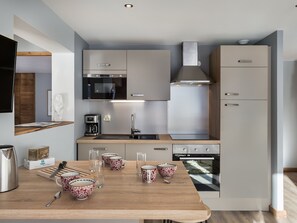 Kühlschrank, Mikrowelle, Ofen, Herdplatte