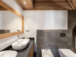 Hair dryer, towels - Ski-in/Ski-out apartment in Courchevel with parking and WIFI (Courchevel 1650)