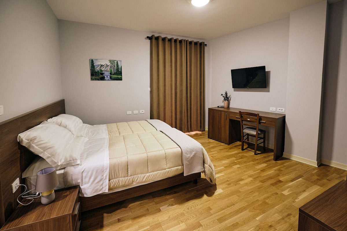 Deluxe Room | Frette Italian sheets, premium bedding, memory foam beds, desk