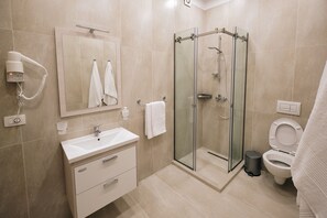 Comfort kamer, 1 twee- of 2 eenpersoonsbedden | Badkamer | Een douche, designer toiletartikelen, een haardroger, badjassen