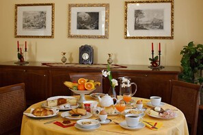 Tägliches inbegriffenes Frühstücksbuffet