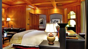 Executive suite, uitzicht op tuin | Luxe beddengoed, donzen dekbedden, pillowtop-bedden, een minibar