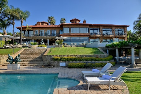 Una piscina al aire libre, sombrillas, tumbonas. Apogee Boutique Hotel & Spa