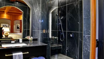 Ein modernes Badezimmer mit einem großen Spiegel, einem Waschbecken und einer Duschkabine.