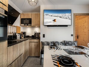 Een koelkast, een microgolfoven, een kookplaat, een vaatwasser