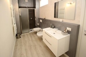 Hair dryer, towels, soap, shampoo - Tranquility and comfort in a modern and original setting! (Mantova)