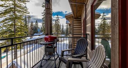 3 bedroom ski access condo at the Pines. Wonderful views/Ac for hot summer days