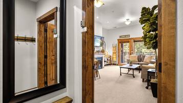 Télévision, cheminée