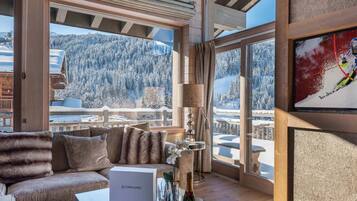 Una televisión, una chimenea