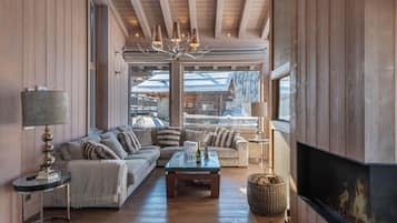 Una televisión, una chimenea