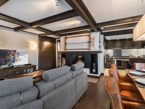 TV, fireplace - Stylish central apartment with fireplace and parking in Courchevel (Courchevel 1650)