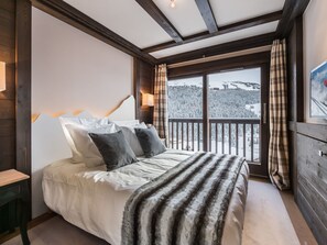 4 bedrooms, free WiFi, bed sheets - Stylish central apartment with fireplace and parking in Courchevel (Courchevel 1650)