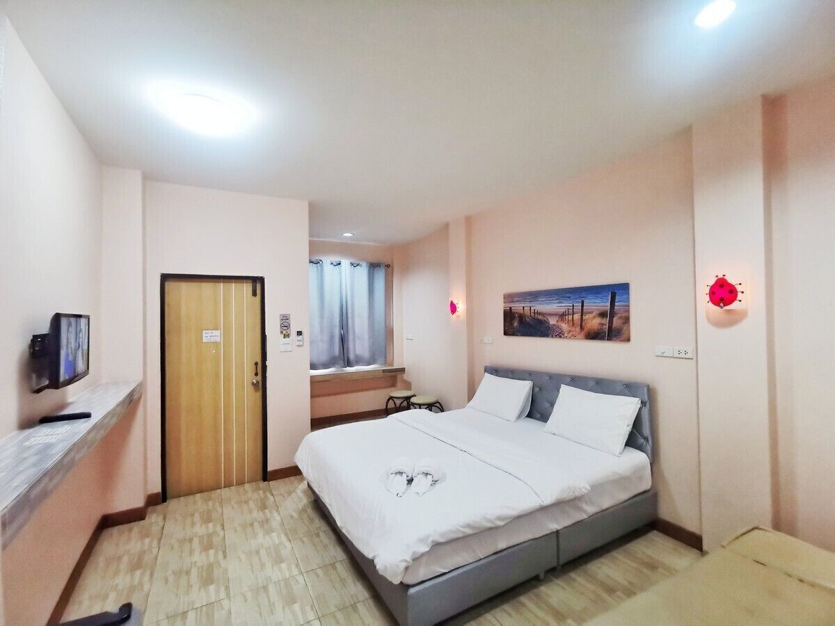 Free WiFi, bed sheets