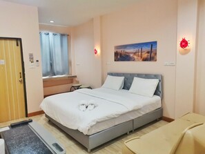 Standard King Room | Free WiFi, bed sheets - Pratubjai Hotel (Sattahip)