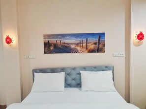 Standard King Room | Free WiFi, bed sheets - Pratubjai Hotel (Sattahip)