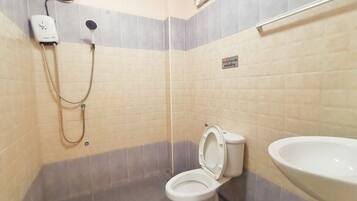 Standard King Room | Bathroom | Shower, towels