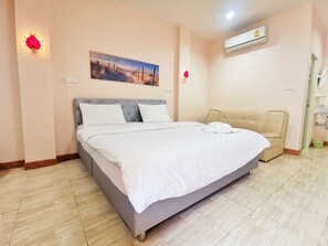 Standard King Room | Free WiFi, bed sheets - Pratubjai Hotel (Sattahip)