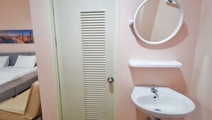 Standard King Room | Wi-fi (inkludert) og sengetøy