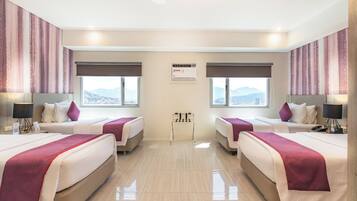 Habitación de hotel con dos camas, vista a las montañas y aire acondicionado instalado en el techo.